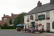 Eerste verblijf: The Old Vicarage' (links) tegenover roerige pub